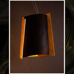lámpara colgante gold escultura de luz colgante en madera-betun-dorado encendida vista frontal Dimlightbcn Marino Robles Barcelona
