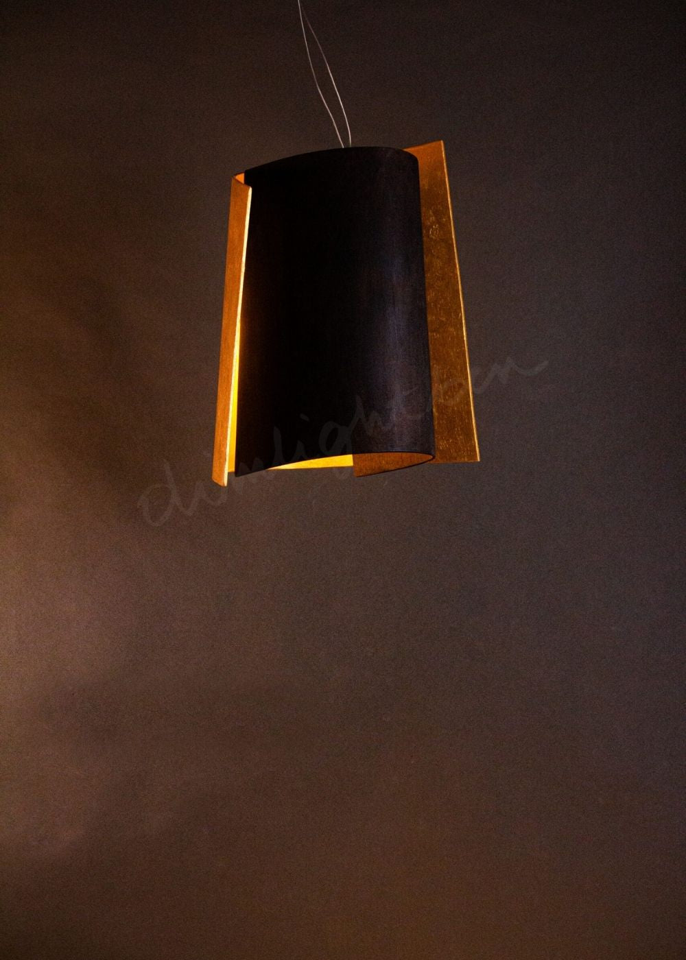 lámpara colgante gold escultura de luz colgante en madera-betun-dorado ángulo lateral luz cálida Dimlightbcn Marino Robles