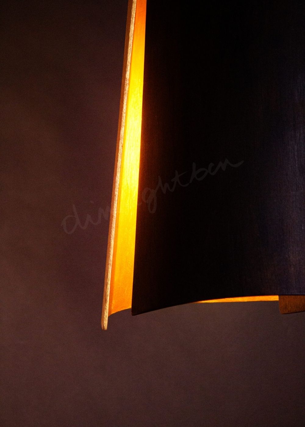 lámpara colgante gold colgante madera artesanal perspectiva tres cuartos encendida diseño contemporáneo Dimlightbcn