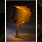 lámpara gugen escultura de luz sobremesa en hierro-okumen-dorado encendida vista frontal Dimlightbcn Marino Robles Barcelona