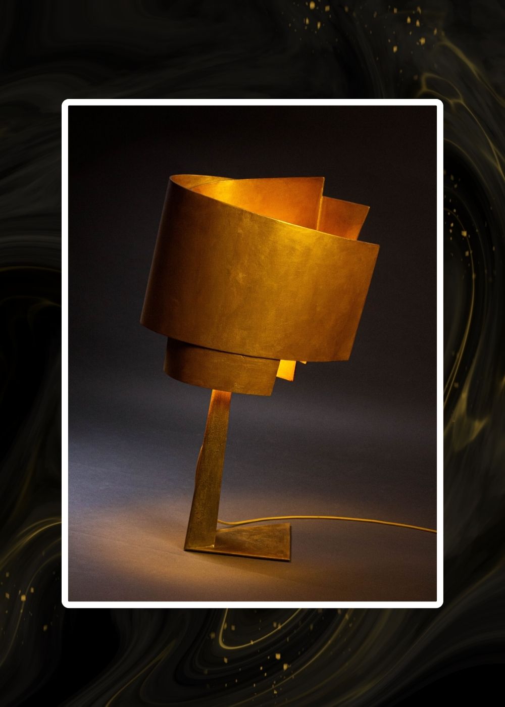 lámpara gugen escultura de luz sobremesa en hierro-okumen-dorado encendida vista frontal Dimlightbcn Marino Robles Barcelona