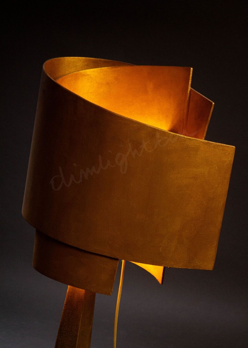 lámpara gugen sobremesa luz proyectada dorado-artístico perspectiva escultura de luz artesanal Dimlightbcn