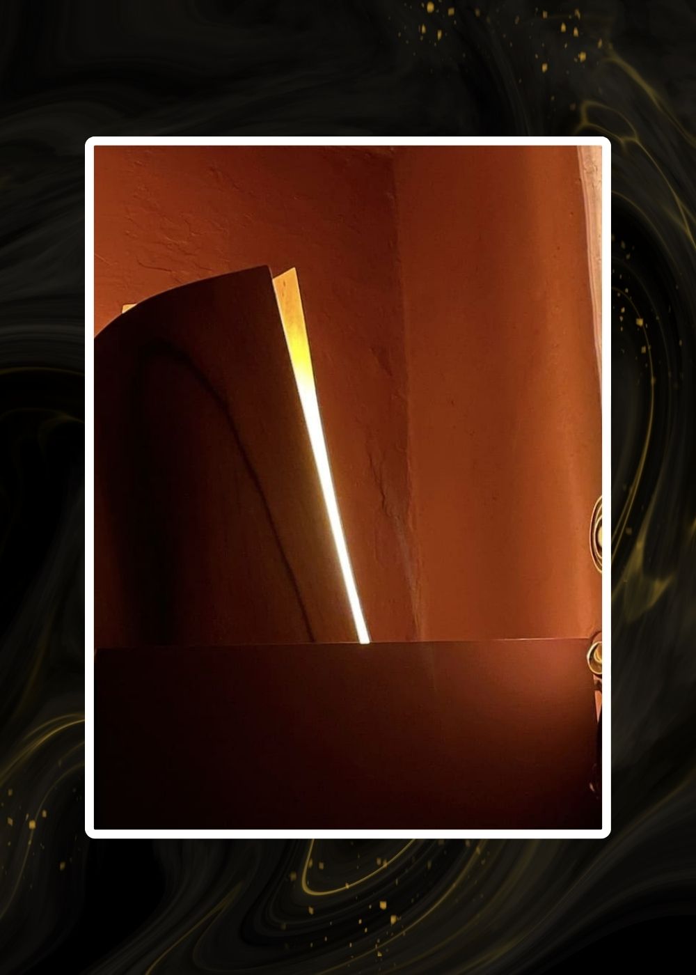 lámpara plafon escultura de luz aplique-pared en okumen-hierro encendida vista frontal Dimlightbcn Marino Robles Barcelona
