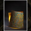 lámpara pollock escultura de luz pantalla en okumen-curvado-multicolor encendida vista frontal Dimlightbcn Marino Robles Barcelona