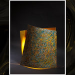 lámpara pollock escultura de luz pantalla en okumen-curvado-multicolor encendida vista frontal Dimlightbcn Marino Robles Barcelona
