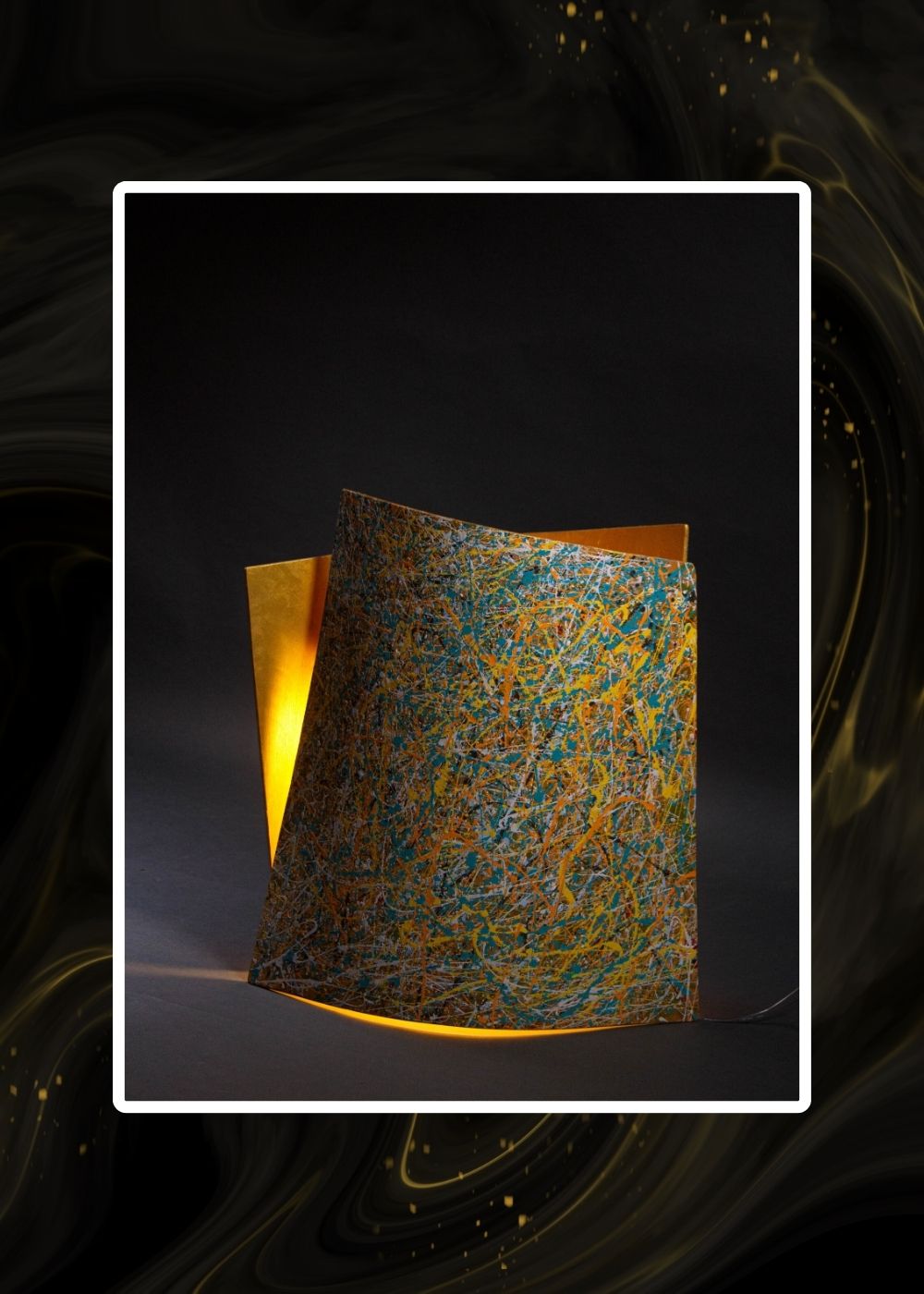 lámpara pollock escultura de luz pantalla en okumen-curvado-multicolor encendida vista frontal Dimlightbcn Marino Robles Barcelona