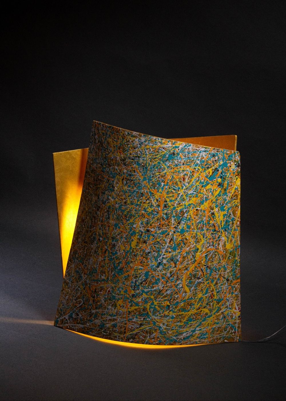 lámpara pollock escultura de luz pantalla en okumen-curvado-multicolor ángulo lateral luz cálida Dimlightbcn Marino Robles
