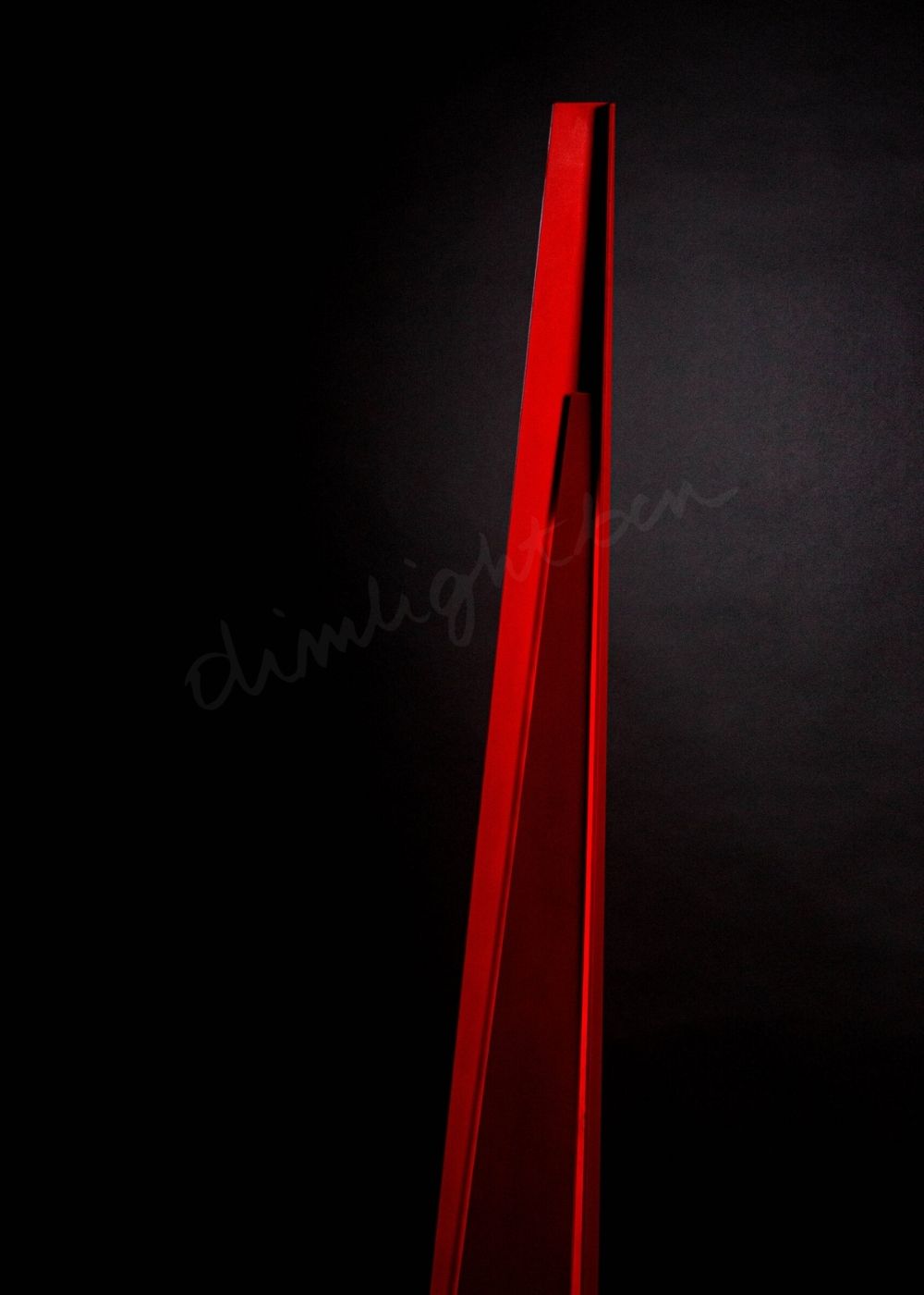 lámpara rzepczynska escultura de luz pie-instalacion en hierro-negro-mate ángulo lateral luz cálida Dimlightbcn Marino Robles