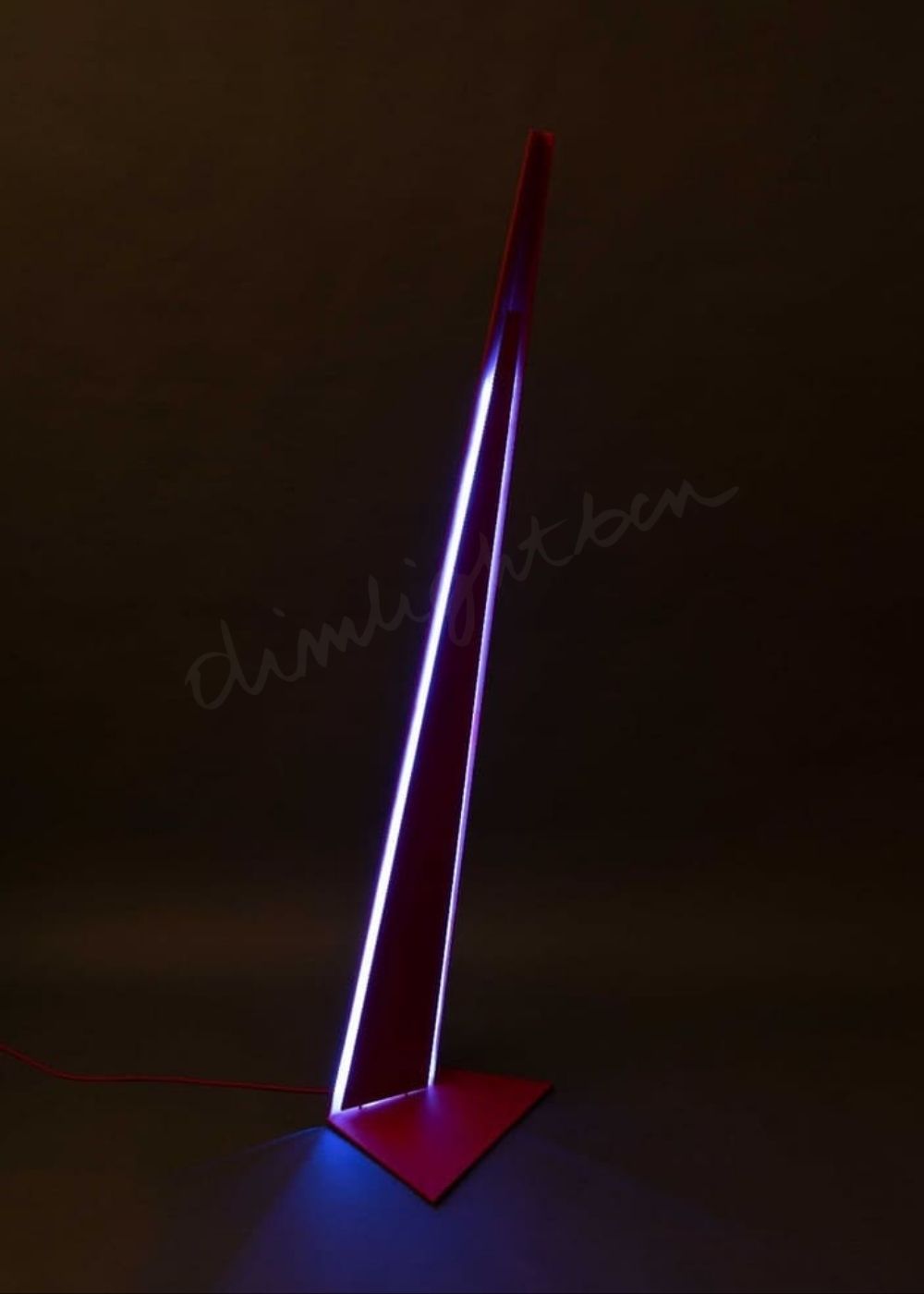 lámpara rzepczynska pie-instalacion madera artesanal perspectiva tres cuartos encendida diseño contemporáneo Dimlightbcn