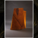 lámpara serra escultura de luz suelo en madera-curvada-satinada encendida vista frontal Dimlightbcn Marino Robles Barcelona