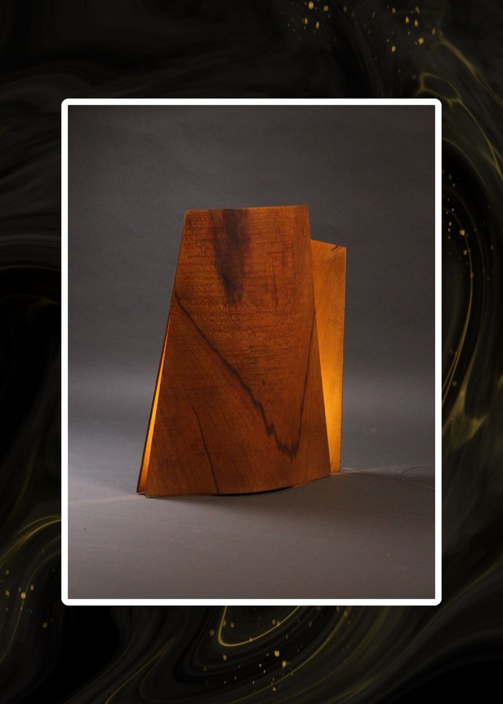 lámpara serra escultura de luz suelo en madera-curvada-satinada encendida vista frontal Dimlightbcn Marino Robles Barcelona