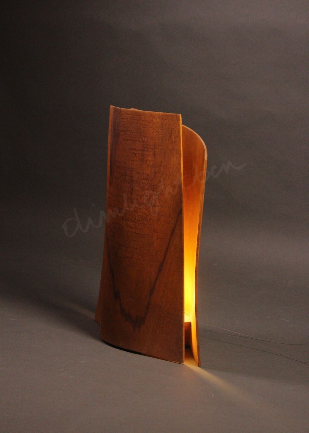 lámpara serra escultura de luz suelo en madera-curvada-satinada ángulo lateral luz cálida Dimlightbcn Marino Robles