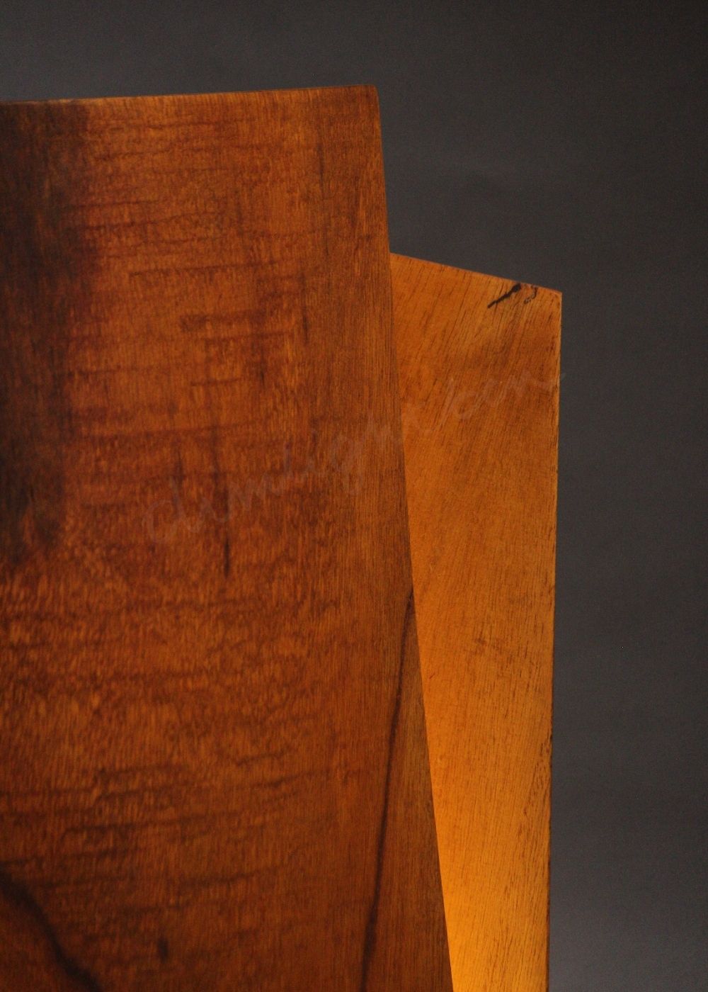 lámpara serra suelo madera artesanal perspectiva tres cuartos encendida diseño contemporáneo Dimlightbcn