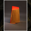 lámpara serra 2 escultura de luz sobremesa-suelo en madera-bicolor-rojo encendida vista frontal Dimlightbcn Marino Robles Barcelona