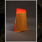 lámpara serra 2 escultura de luz sobremesa-suelo en madera-bicolor-rojo encendida vista frontal Dimlightbcn Marino Robles Barcelona