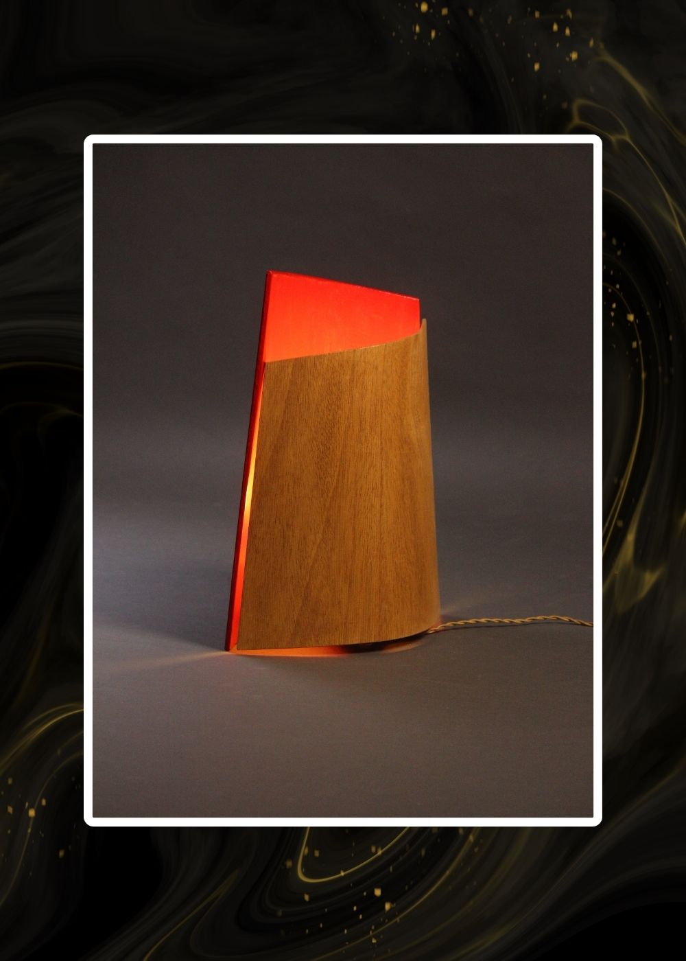 lámpara serra 2 escultura de luz sobremesa-suelo en madera-bicolor-rojo encendida vista frontal Dimlightbcn Marino Robles Barcelona