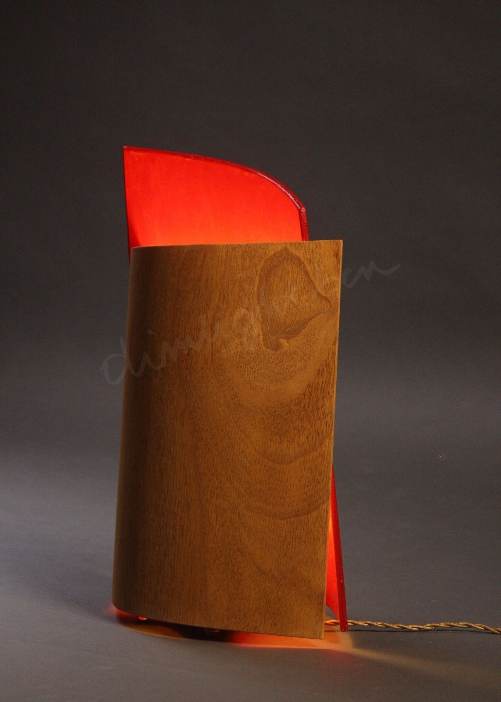 lámpara serra 2 escultura de luz sobremesa-suelo en madera-bicolor-rojo ángulo lateral luz cálida Dimlightbcn Marino Robles