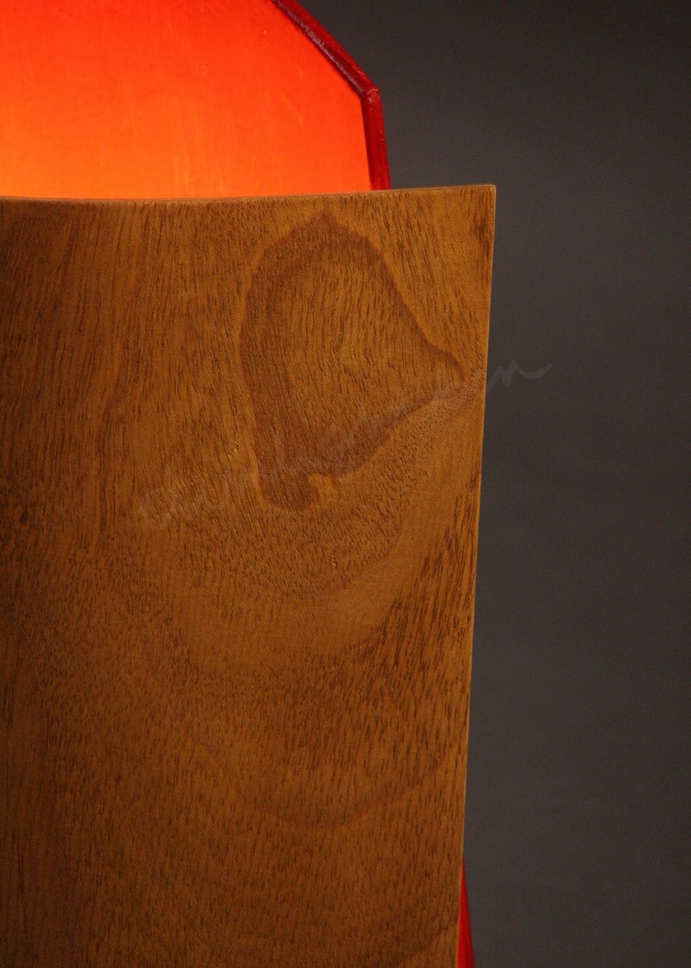 lámpara serra 2 escultura de luz sobremesa-suelo en madera-bicolor-rojo ángulo lateral luz cálida Dimlightbcn Marino Robles