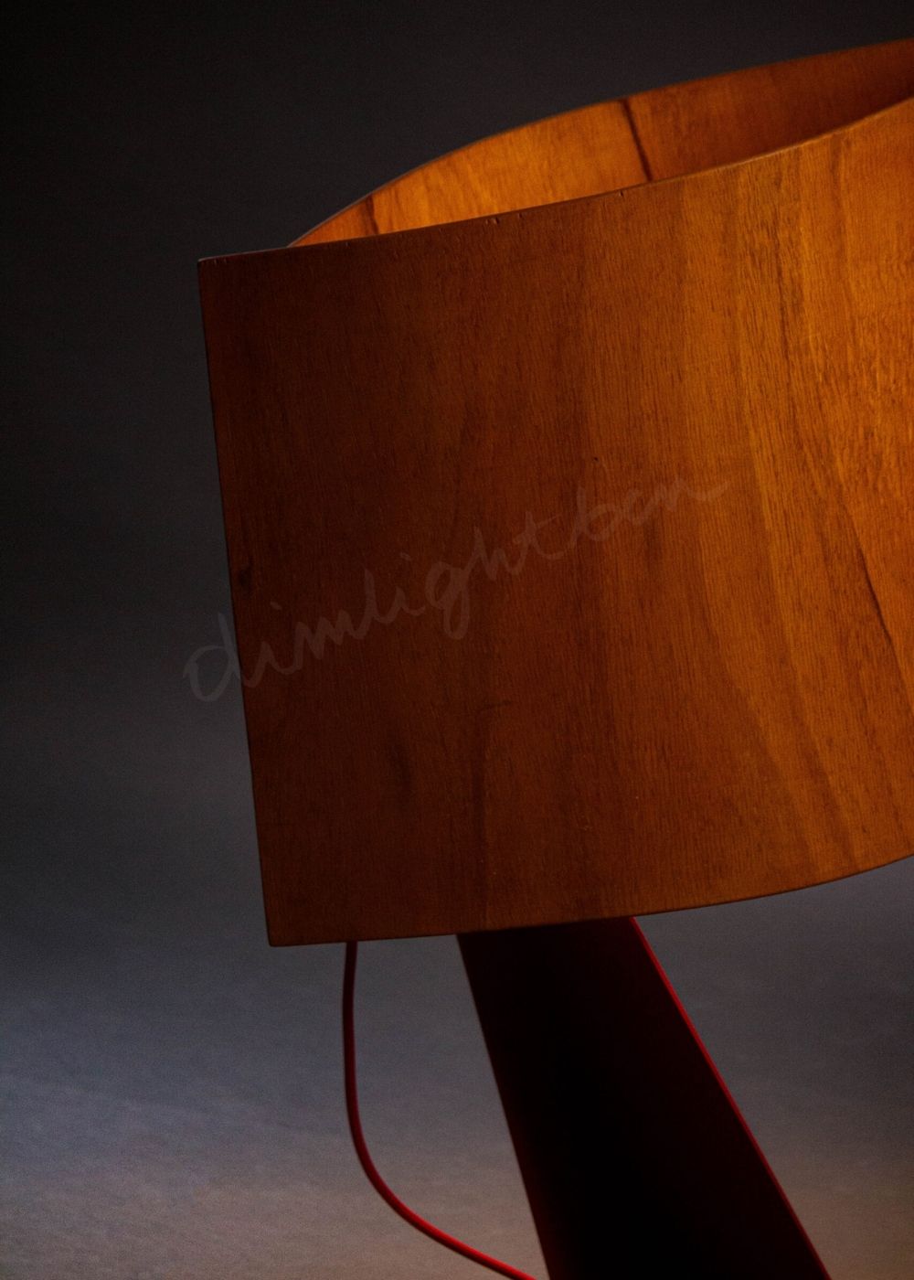 lámpara sobremesa miel escultura de luz sobremesa en okumen-miel-hierro ángulo lateral luz cálida Dimlightbcn Marino Robles