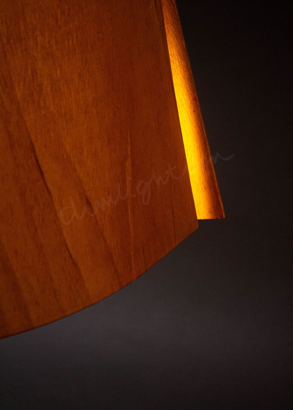 lámpara sobremesa miel sobremesa madera artesanal perspectiva tres cuartos encendida diseño contemporáneo Dimlightbcn