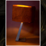 lámpara vela escultura de luz sobremesa en okumen-miel-hierro-mate encendida vista frontal Dimlightbcn Marino Robles Barcelona