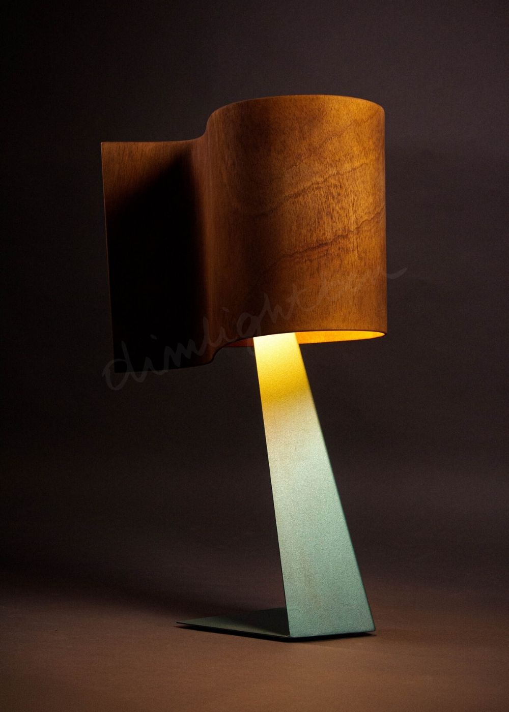 lámpara vela escultura de luz sobremesa en okumen-miel-hierro-mate ángulo lateral luz cálida Dimlightbcn Marino Robles
