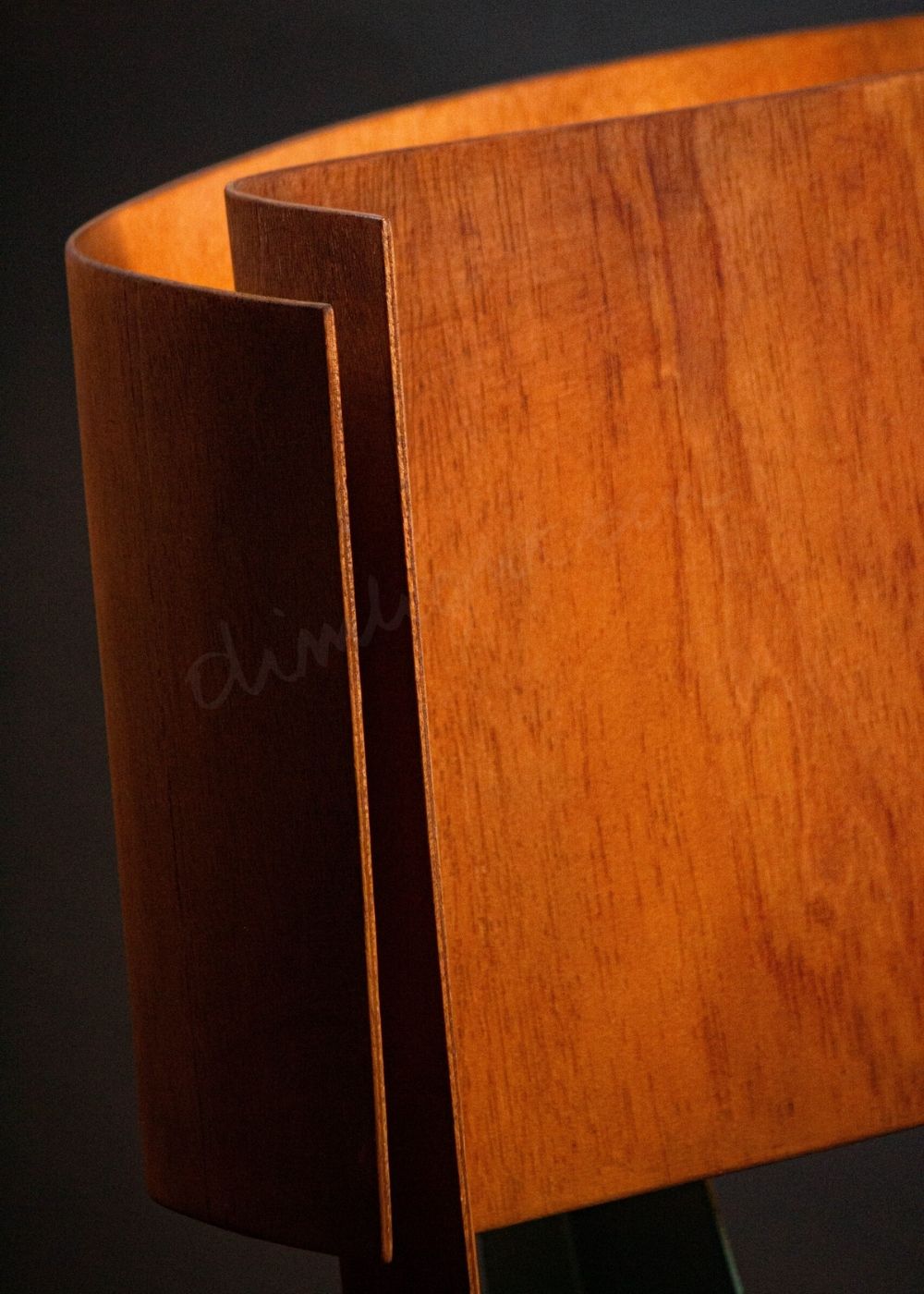 lámpara vela sobremesa madera artesanal perspectiva tres cuartos encendida diseño contemporáneo Dimlightbcn