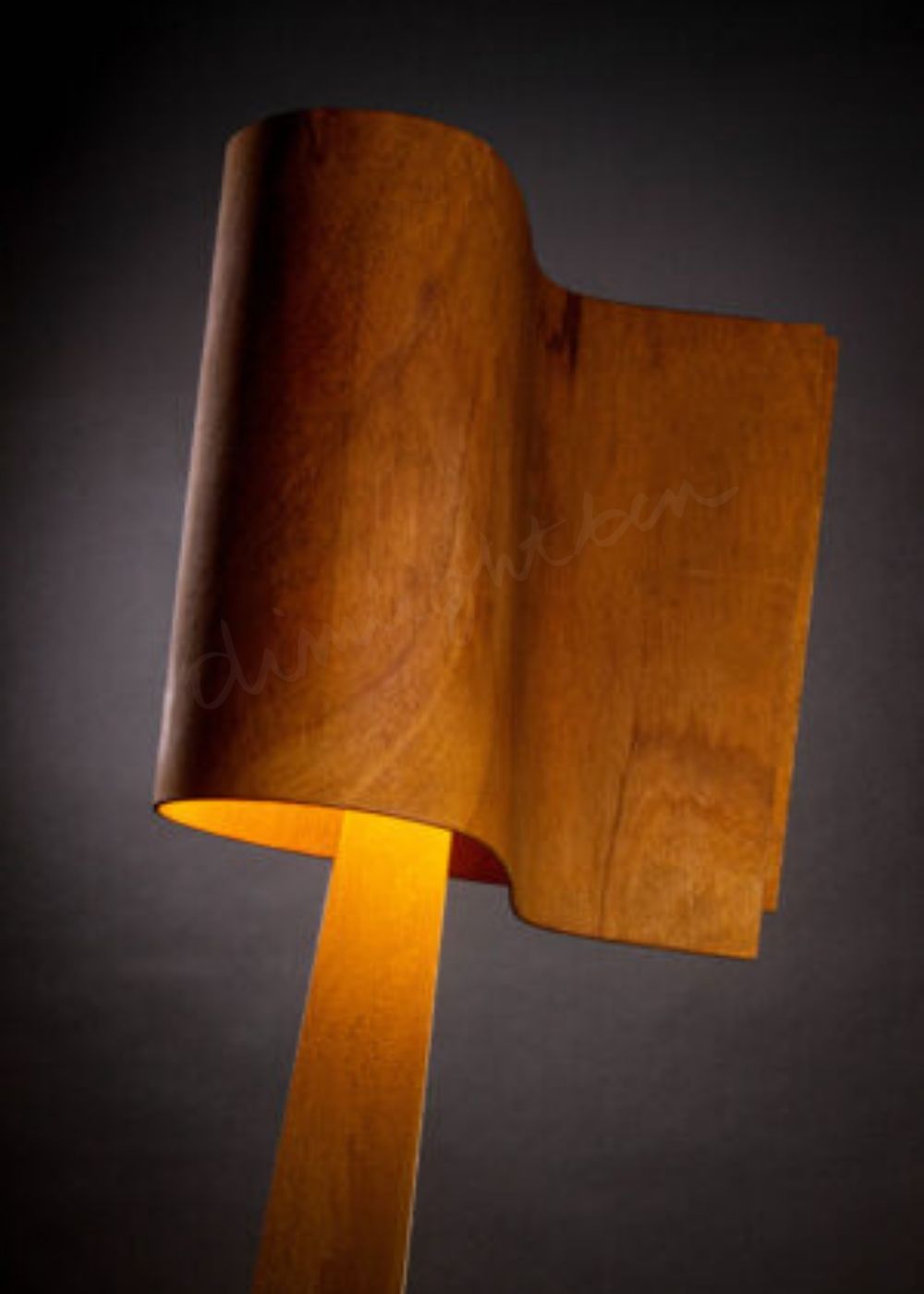 lámpara vela grande escultura de luz pie en okumen-hierro-bronce ángulo lateral luz cálida Dimlightbcn Marino Robles